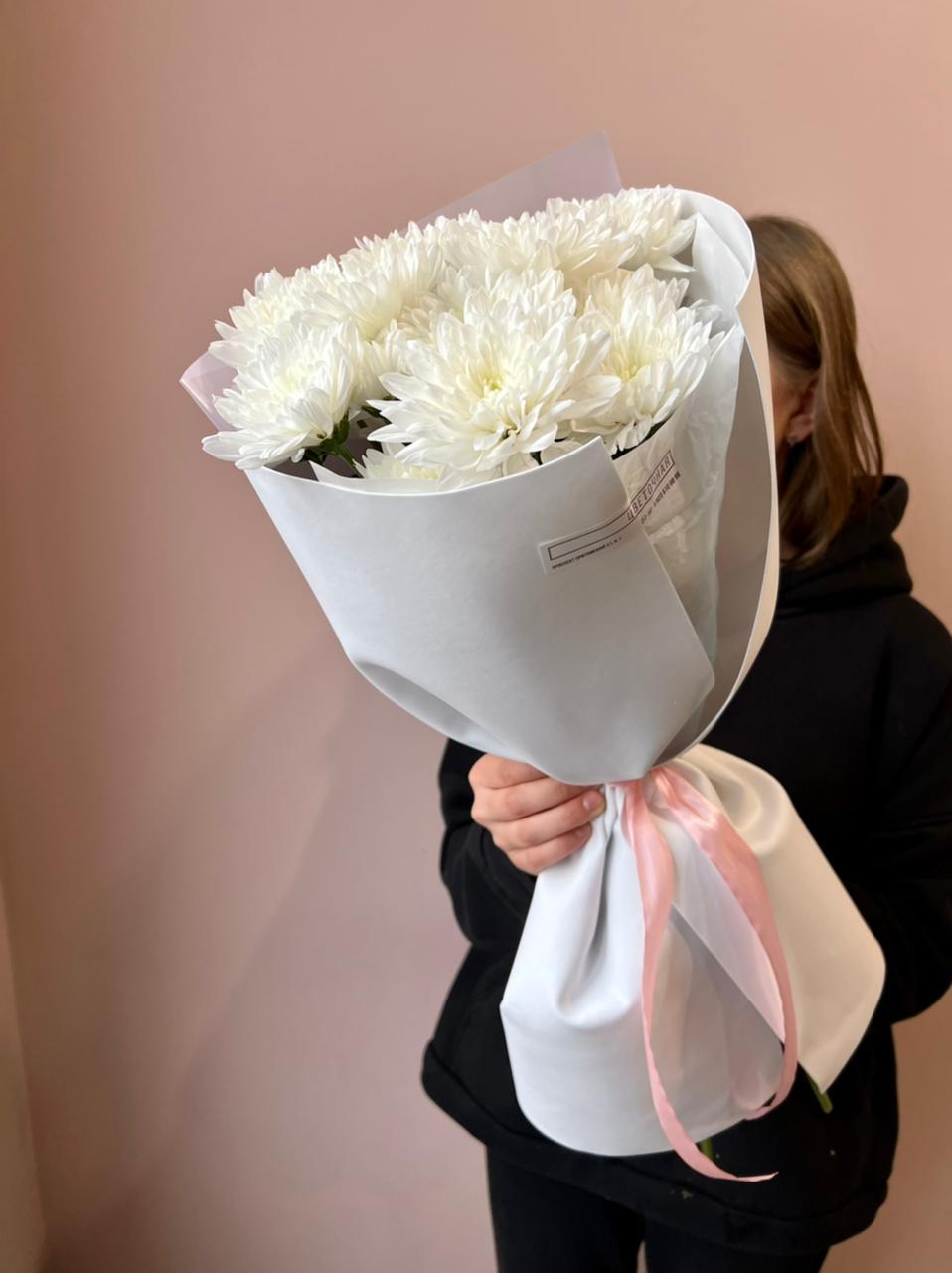 Заказать Букет из 3 хризантем в фирменном оформлении | Цветули -  уникальный сервис по доставке цветов без накруток и посредников в городе  Кемерово